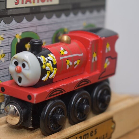 James NO Tender Goes Buzz Buzz Elsbridge Station Limited Edition Canada 603/1800 - Picture 3 of 9